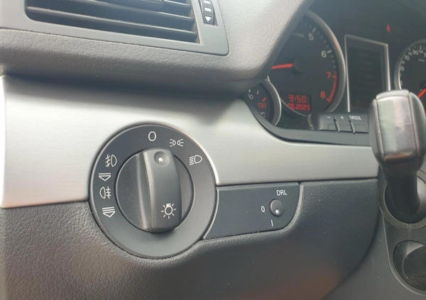 Audi A4 cena 17900 przebieg: 247000, rok produkcji 2005 z Świecie małe 301